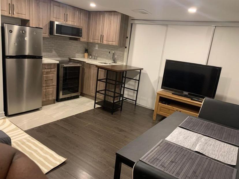 Apartment Beautiful 1 Bedroom Basement In