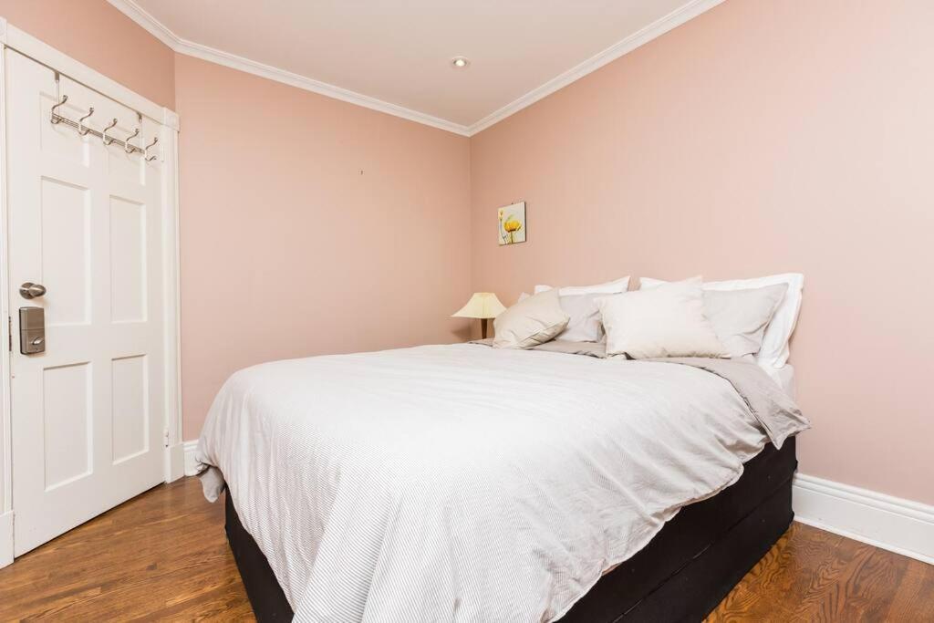 Guest house 2-bdrm Lovely - Sunnylea Prime -the Kingsway Toronto