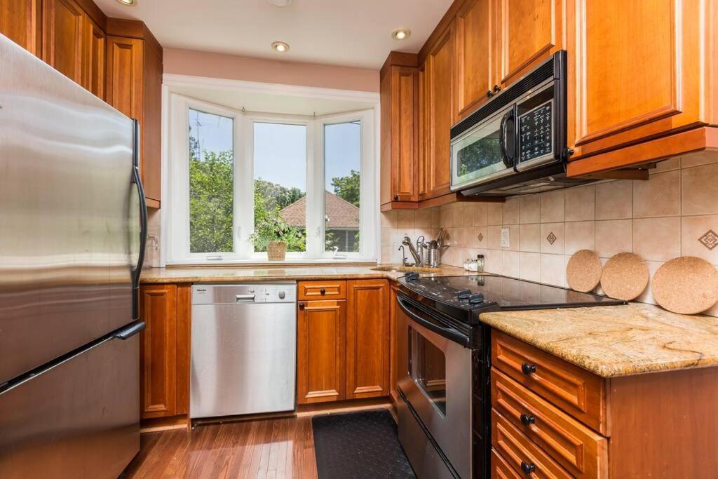 Guest house 2-bdrm Lovely - Sunnylea Prime -the Kingsway Toronto