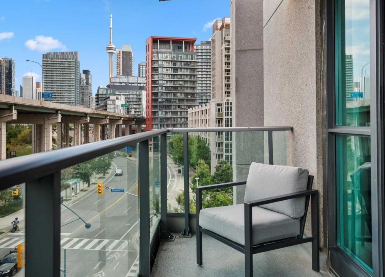 Apartment Cn Tower View With Free Parking, Pool, & Amenities *
