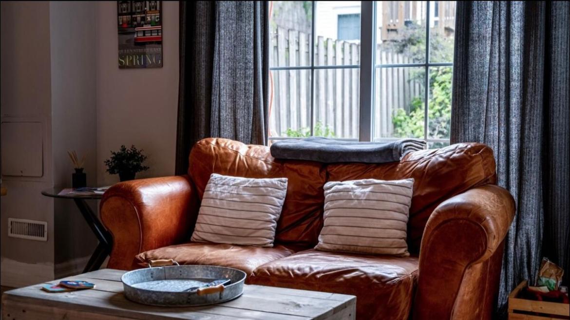 Gasthof Downtown Studio In Leslieville With Hot Tub *