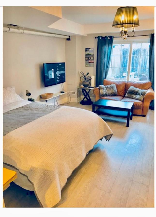 Gasthof Downtown Studio In Leslieville With Hot Tub