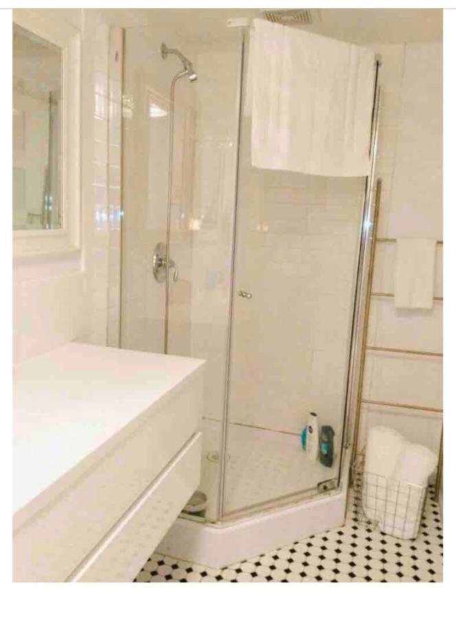 Gasthof Downtown Studio In Leslieville With Hot Tub
