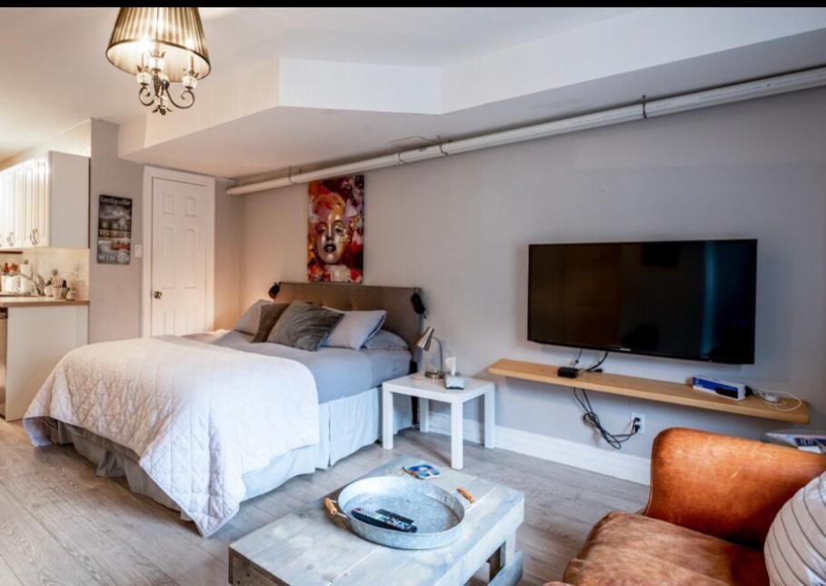 Gasthof Downtown Studio In Leslieville With Hot Tub *