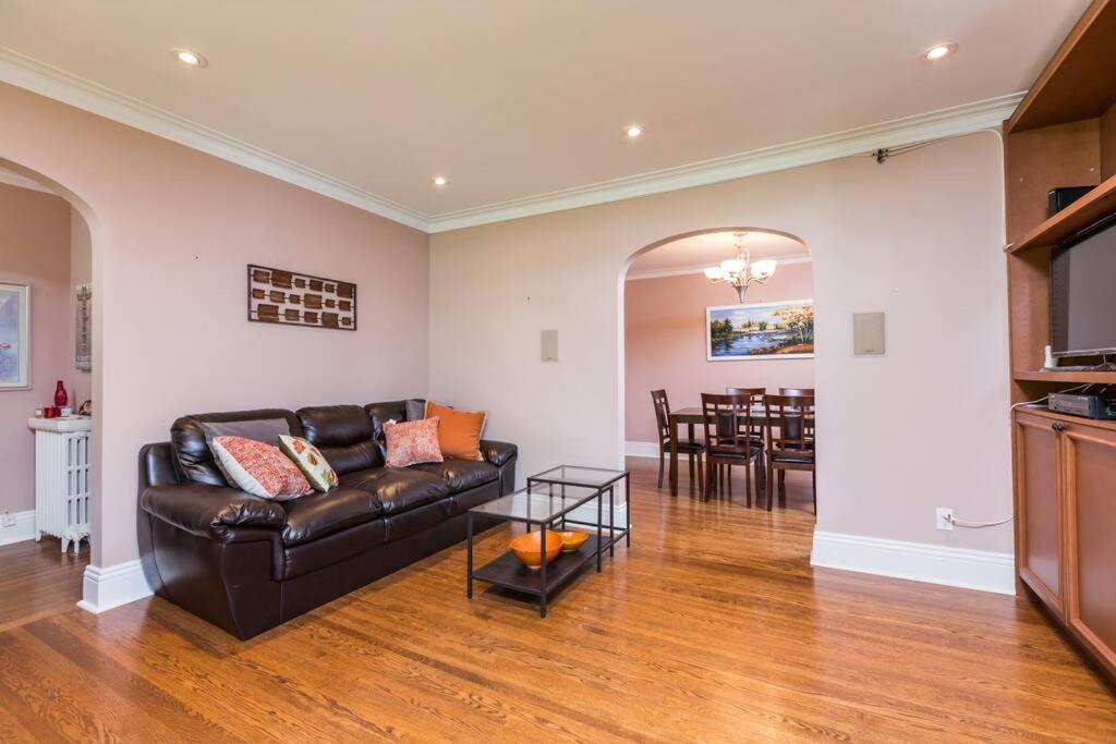 2-bdrm Lovely - Sunnylea Prime -the Kingsway Guest house Toronto