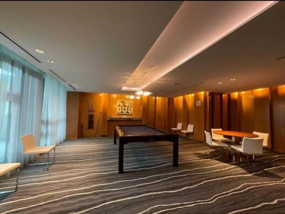 Cn Tower View With Free Parking, Pool, & Amenities Apartment
