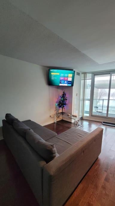 Apartment Cn Tower View With Free Parking, Pool, & Amenities *