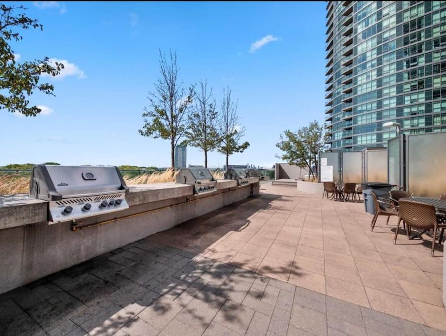 Apartment Cn Tower View With Free Parking, Pool, & Amenities Toronto