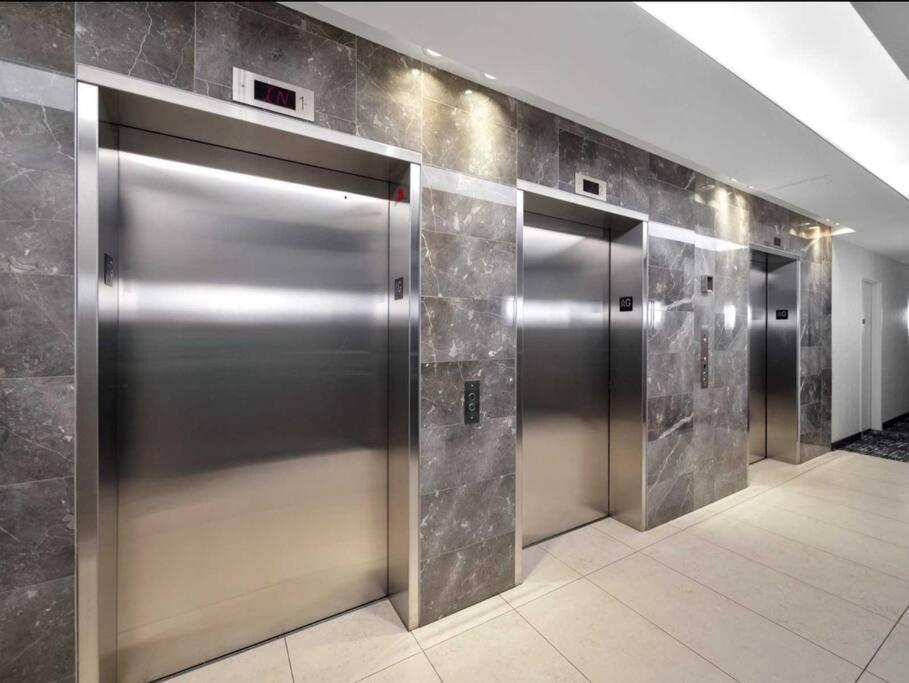 Cn Tower View With Free Parking, Pool, & Amenities * Toronto