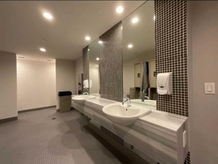 Apartment Cn Tower View With Free Parking, Pool, & Amenities *
