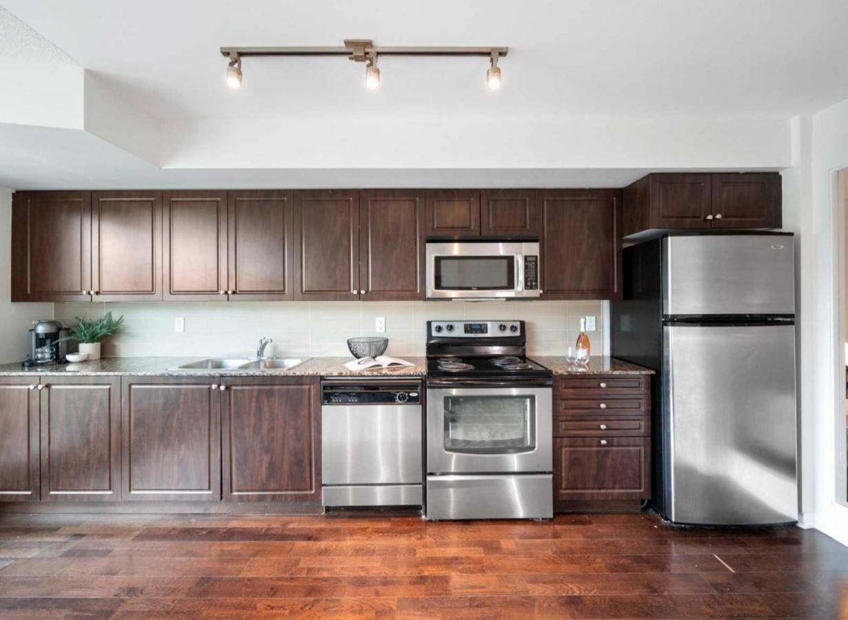 Apartment Cn Tower View With Free Parking, Pool, & Amenities