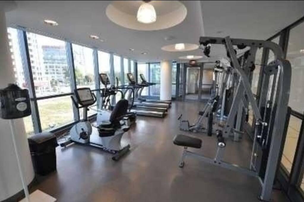 Apartment Cn Tower View With Free Parking, Pool, & Amenities