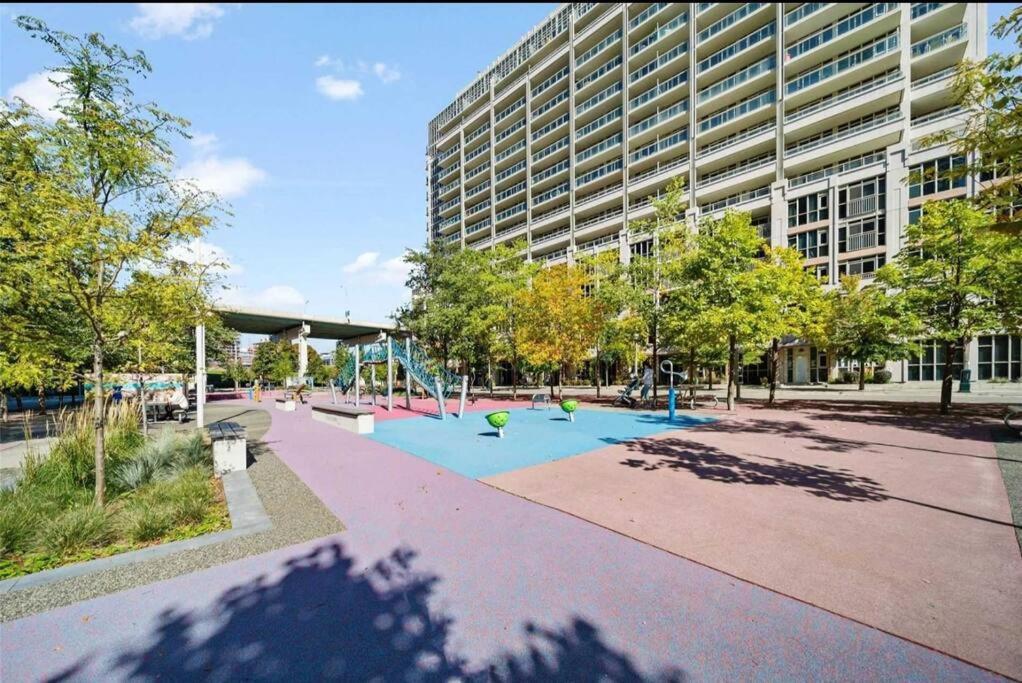 Apartment Cn Tower View With Free Parking, Pool, & Amenities *