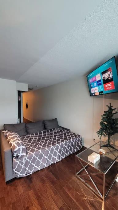 Cn Tower View With Free Parking, Pool, & Amenities Apartment