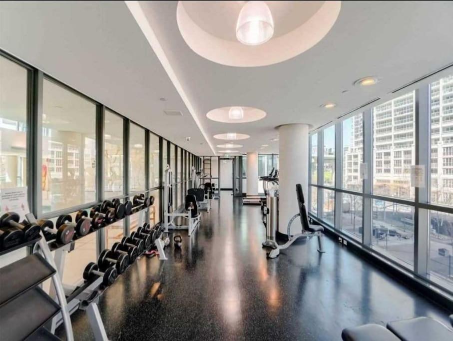 Cn Tower View With Free Parking, Pool, & Amenities Toronto