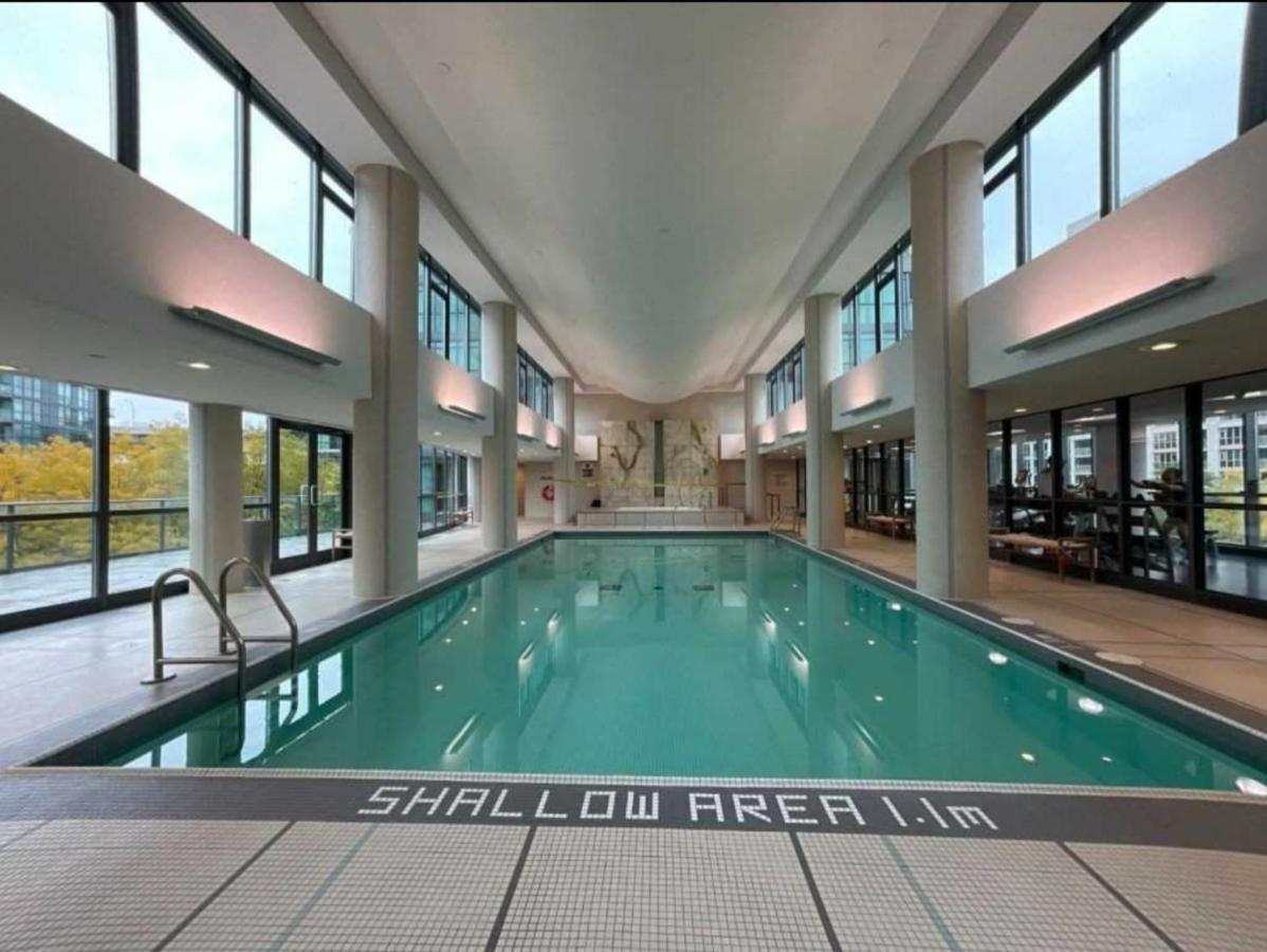 Cn Tower View With Free Parking, Pool, & Amenities Apartment