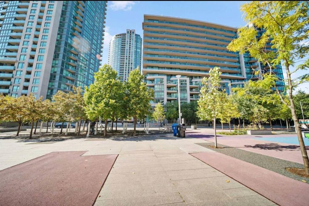 Cn Tower View With Free Parking, Pool, & Amenities *