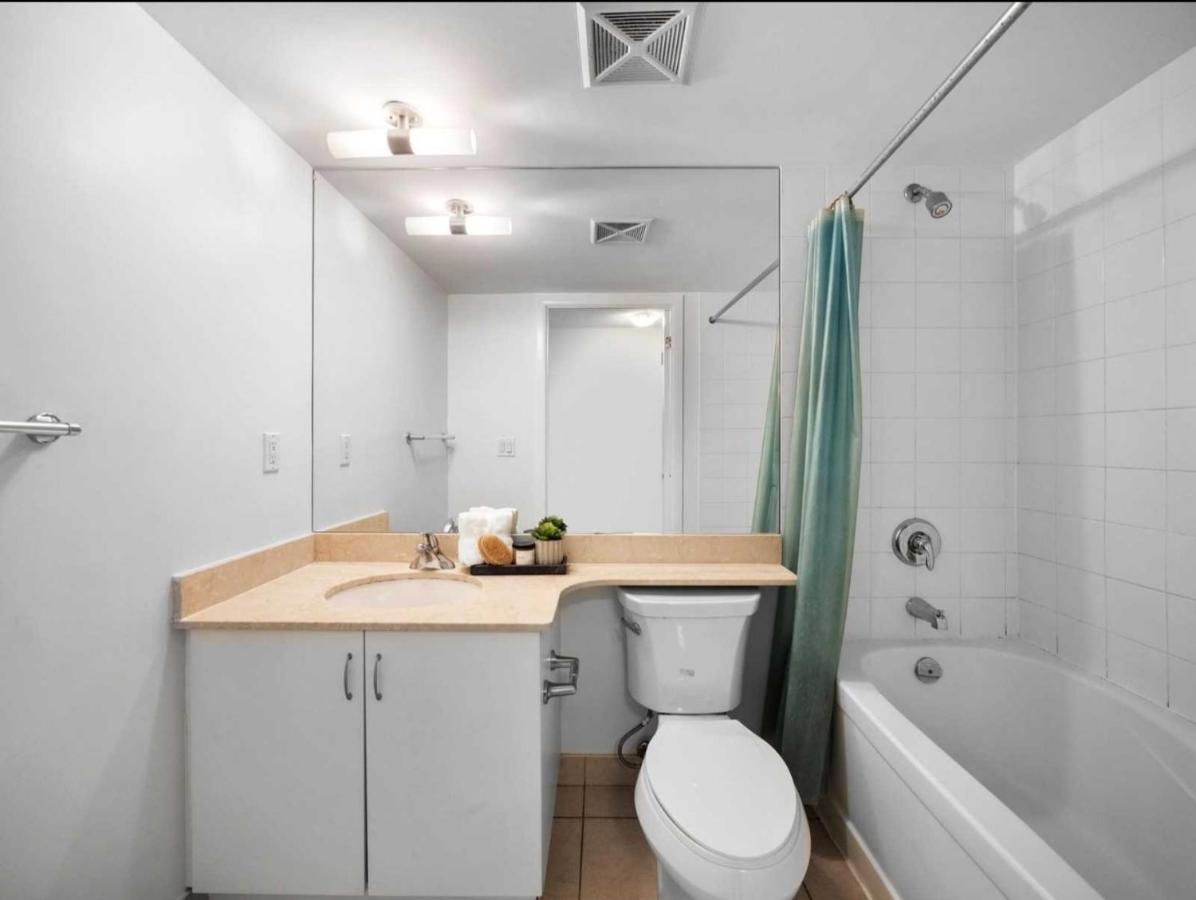 Cn Tower View With Free Parking, Pool, & Amenities Apartment *
