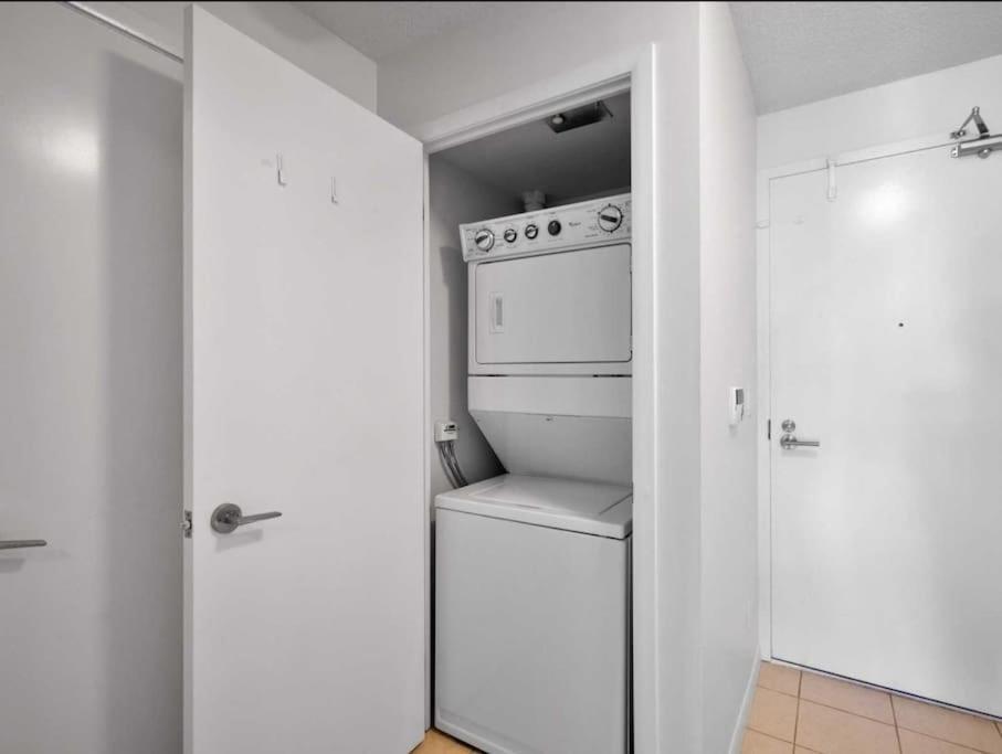 Cn Tower View With Free Parking, Pool, & Amenities Apartment *