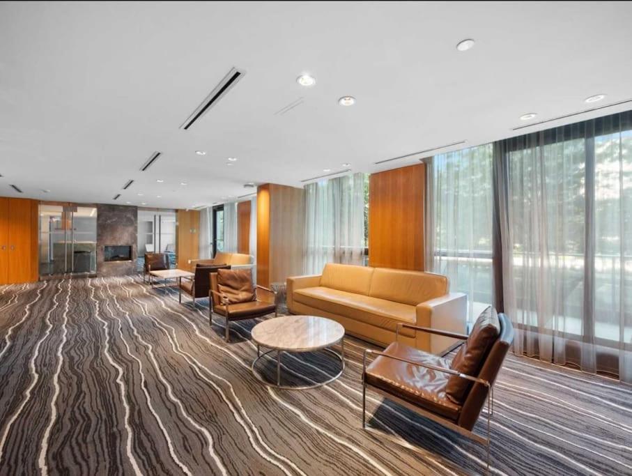 Cn Tower View With Free Parking, Pool, & Amenities Apartment