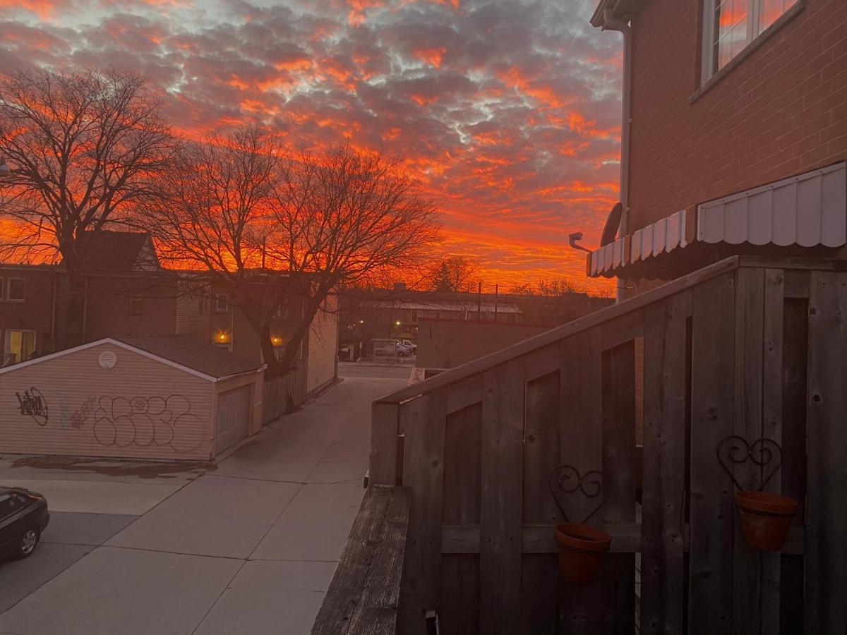 Downtown Studio In Leslieville With Hot Tub Gasthof Toronto