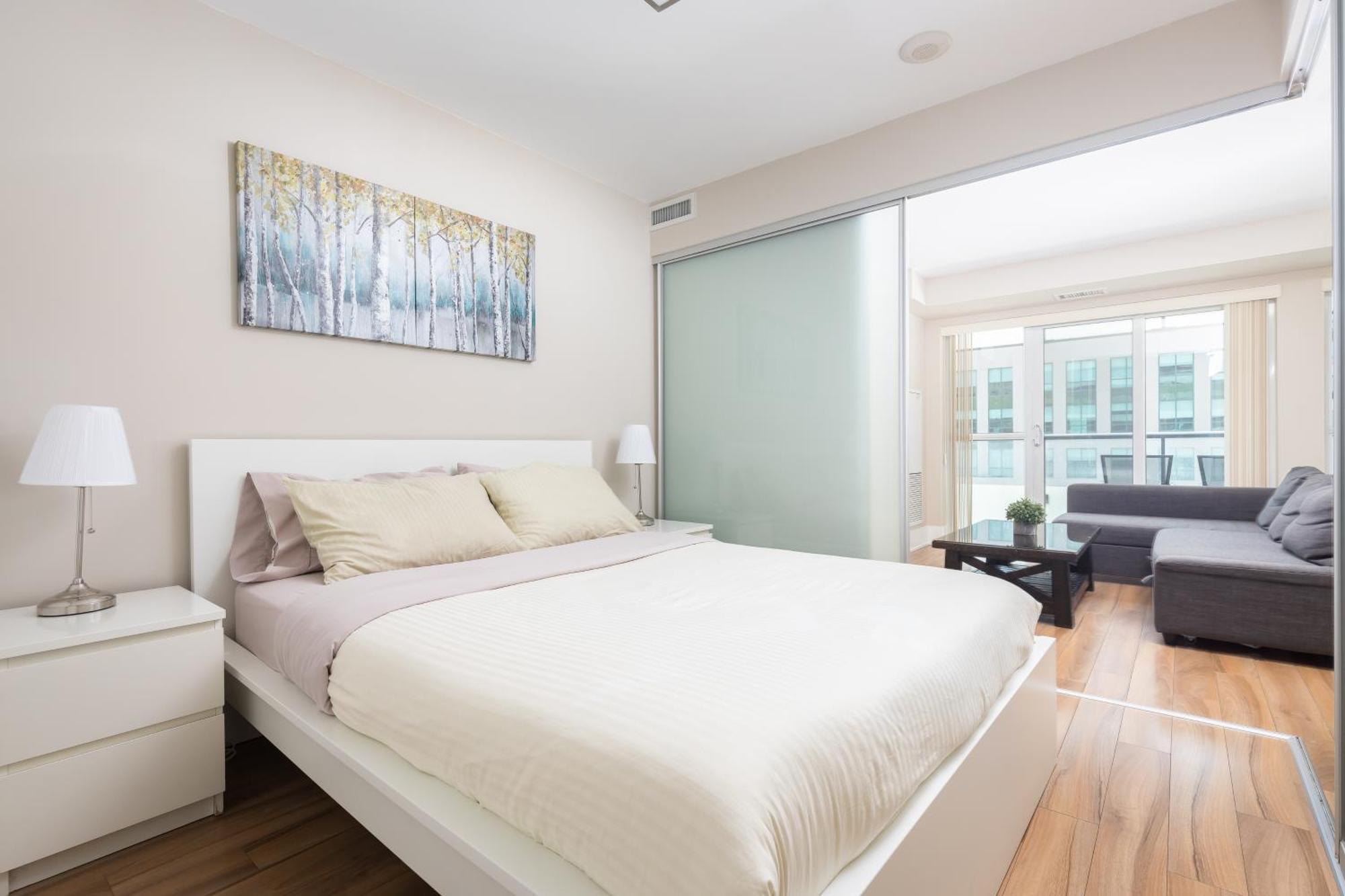 Perfectly Downtown With Free Parking Apartment *