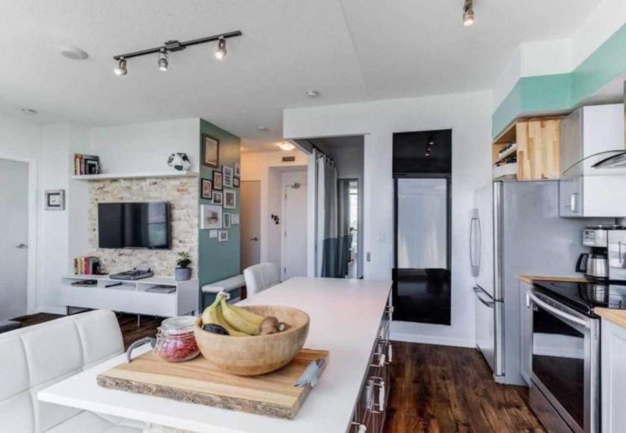 Executive Downtown With Skyline View Apartment