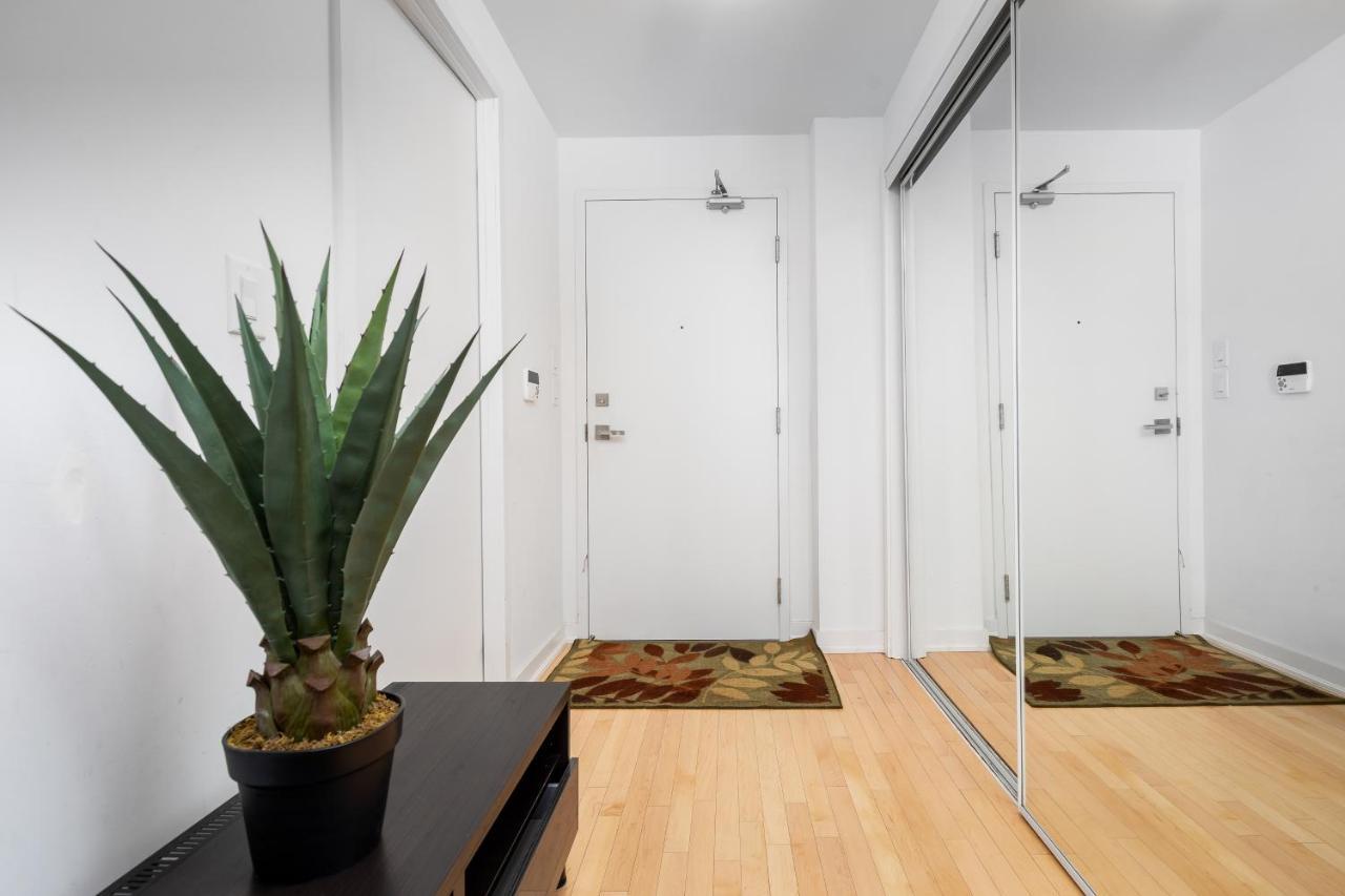 Across From The Cn Tower, Metro Convention Centre And Rogers Centre In Downtown Core * Toronto