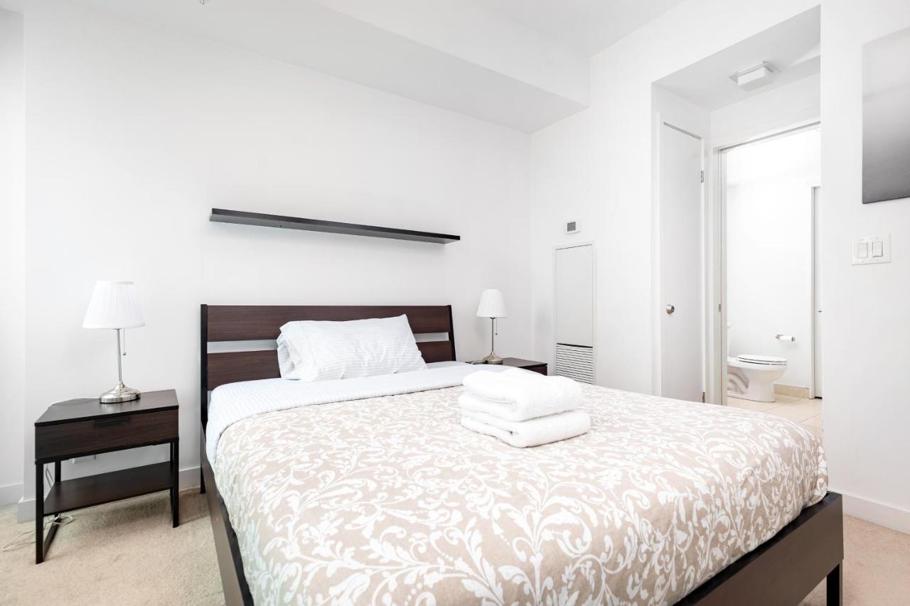 Apartment Across From The Cn Tower, Metro Convention Centre And Rogers Centre In Downtown Core *