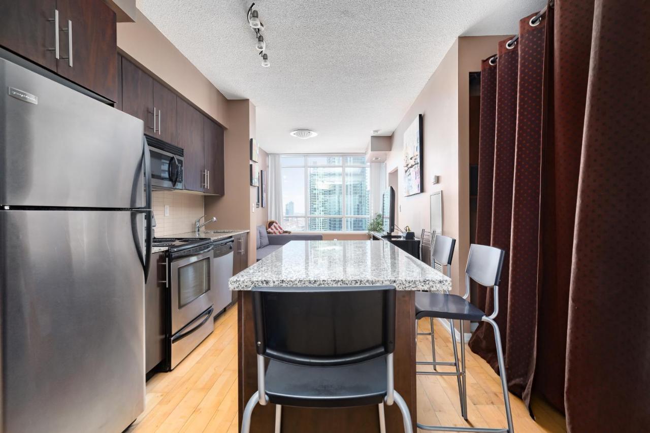 Across From The Cn Tower, Metro Convention Centre And Rogers Centre In Downtown Core Apartment *
