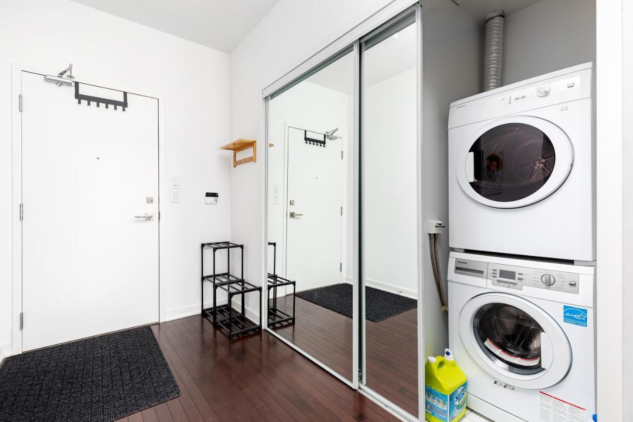 Apartment Across From The Cn Tower, Metro Convention Centre And Rogers Centre In Downtown Core Toronto