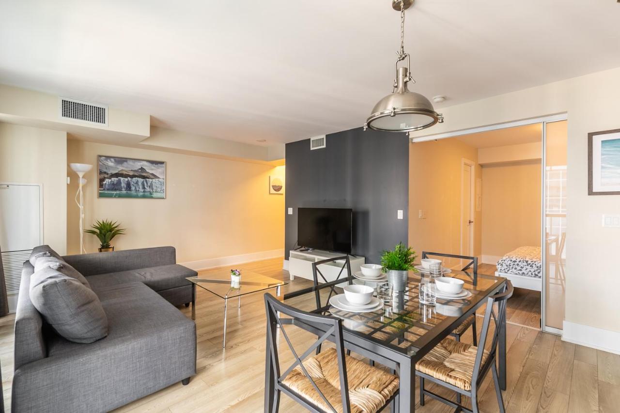 Apartment Across From The Cn Tower, Metro Convention Centre And Rogers Centre In Downtown Core Toronto