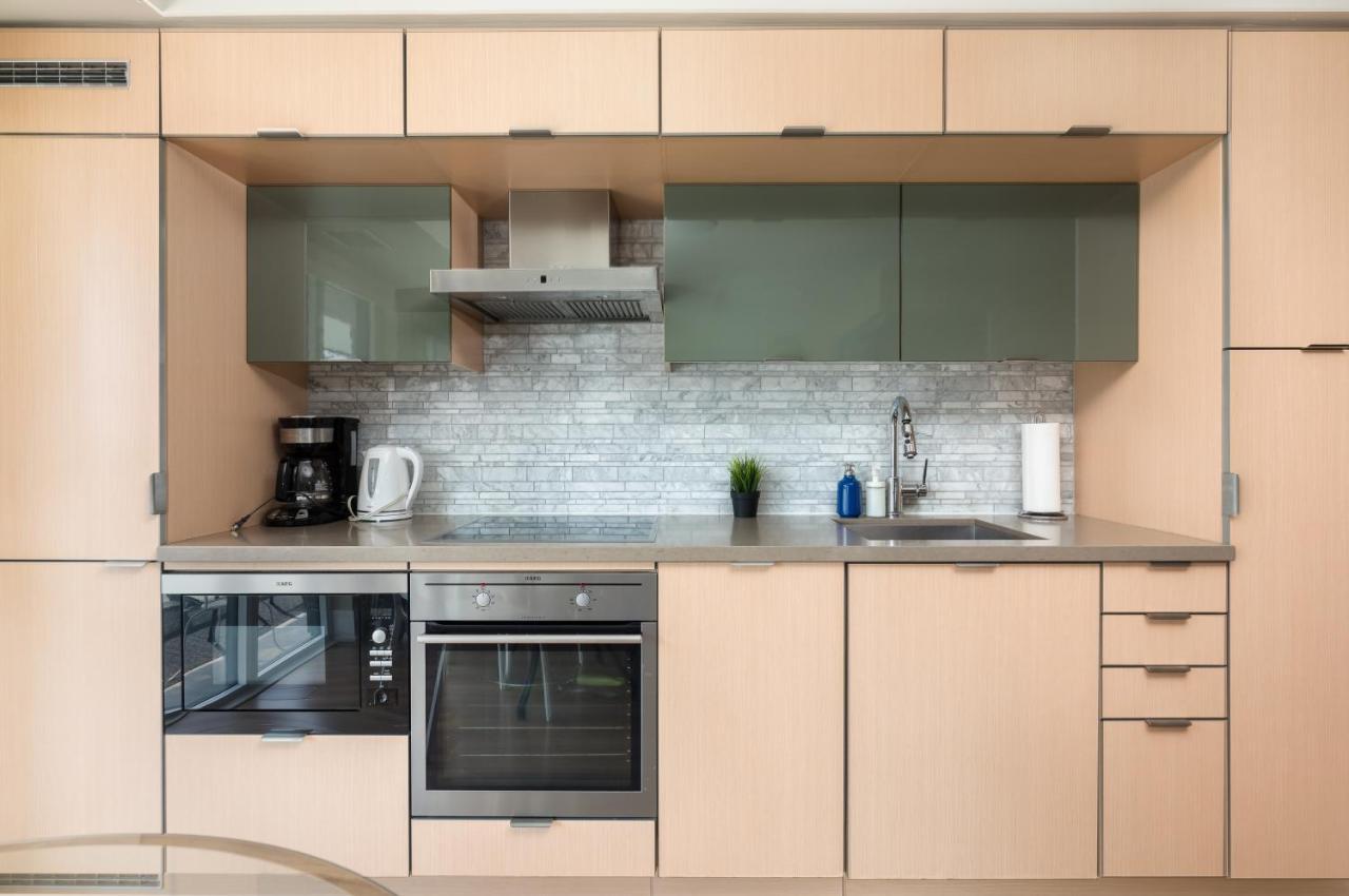 Across From The Cn Tower, Metro Convention Centre And Rogers Centre In Downtown Core *