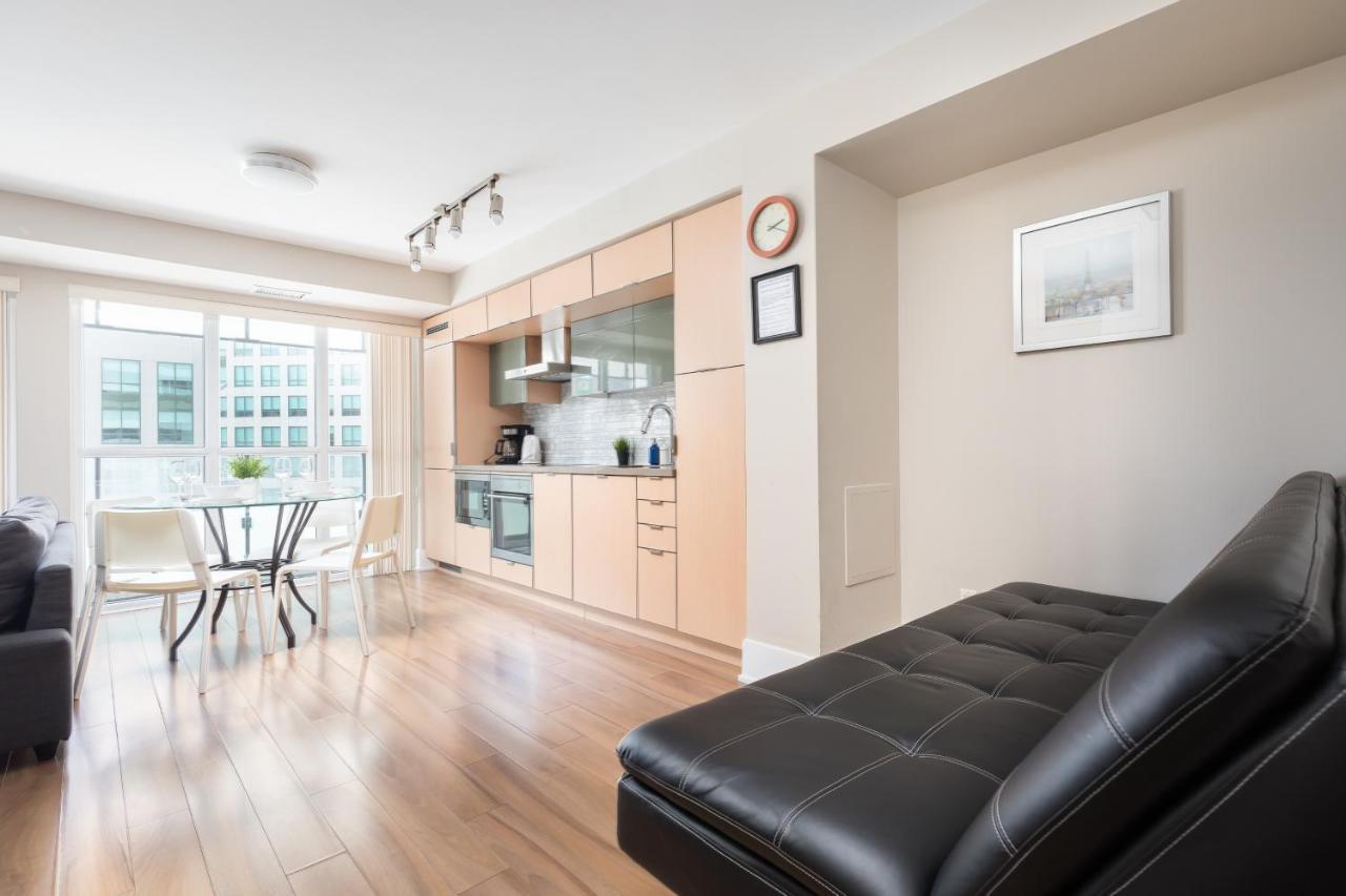 Perfectly Downtown With Free Parking Apartment Toronto