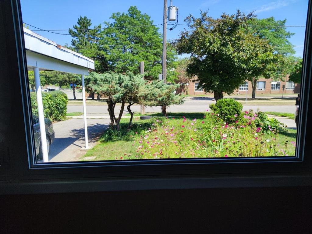 North York Close To Hwy 401 And Dvp *