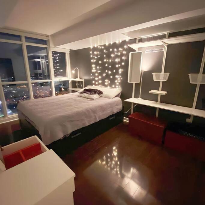 Executive 2 Beds With Lakeview Cn Tower Rogers Centre Island Apartment *