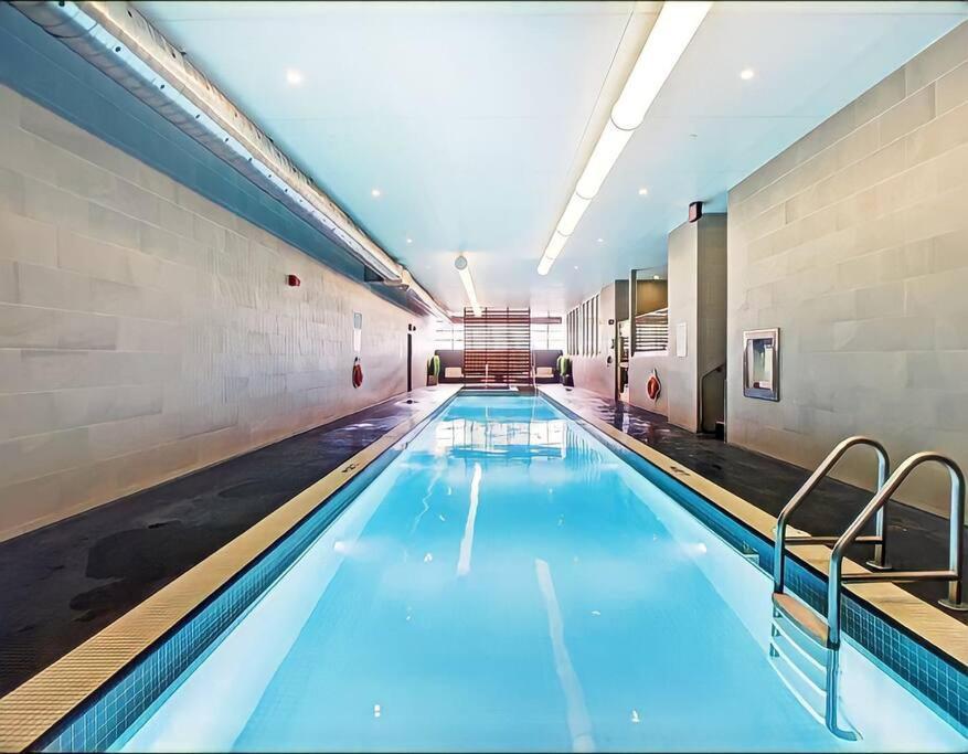 Executive 2 Beds With Lakeview Cn Tower Rogers Centre Island Apartment