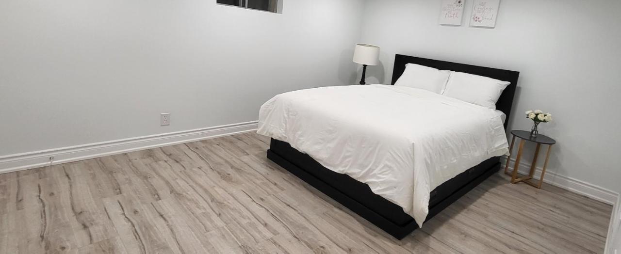 Queen Bedroom With Private Washroom Near 401, 404, Dvp, Markham, North York, Free Parking *