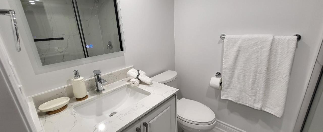 Queen Bedroom With Private Washroom Near 401, 404, Dvp, Markham, North York, Free Parking *