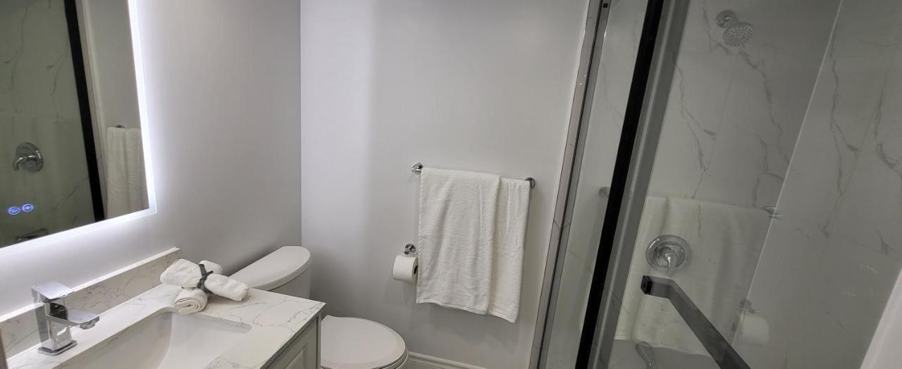 Guest house Queen Bedroom With Private Washroom Near 401, 404, Dvp, Markham, North York, Free Parking