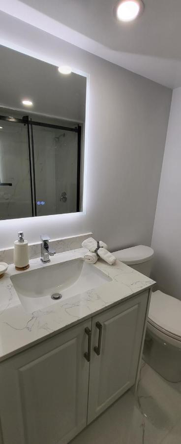 Queen Bedroom With Private Washroom Near 401, 404, Dvp, Markham, North York, Free Parking *