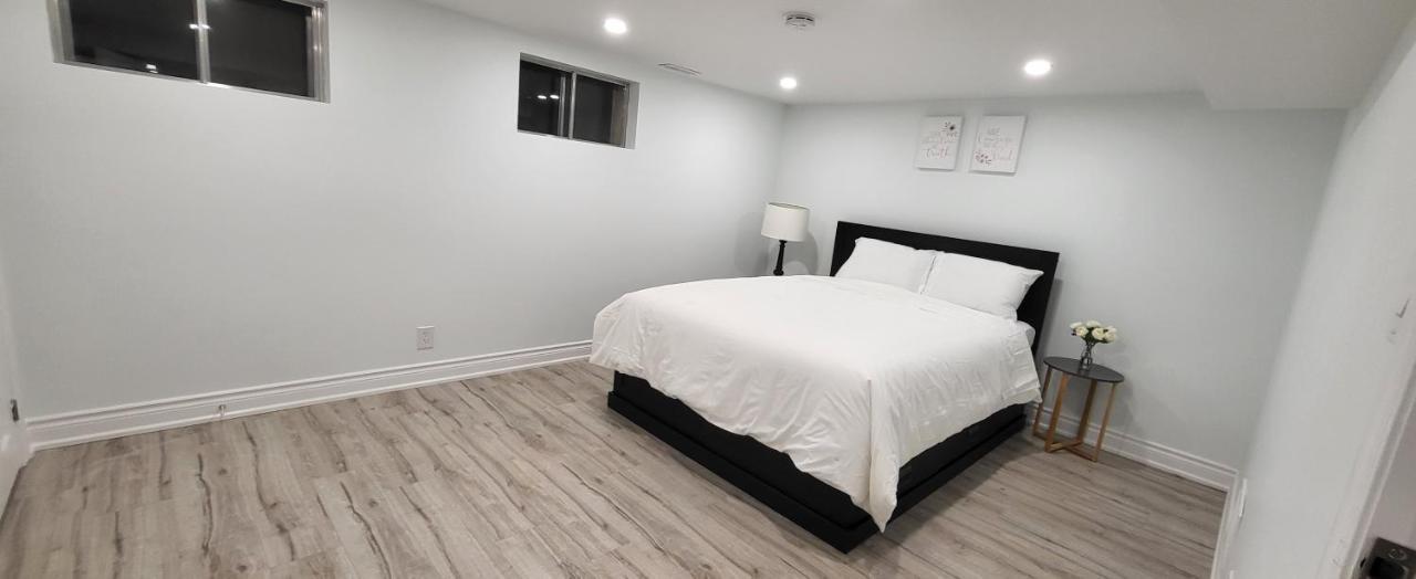Guest house Queen Bedroom With Private Washroom Near 401, 404, Dvp, Markham, North York, Free Parking *