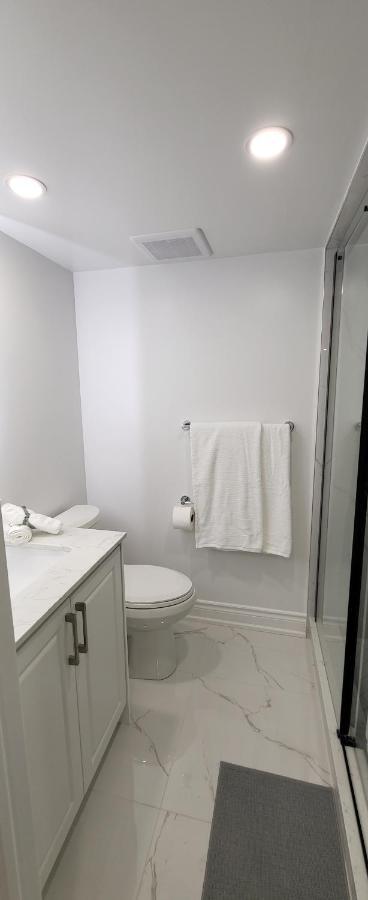 Queen Bedroom With Private Washroom Near 401, 404, Dvp, Markham, North York, Free Parking