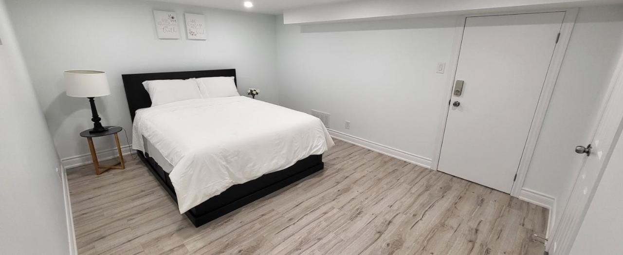 Guest house Queen Bedroom With Private Washroom Near 401, 404, Dvp, Markham, North York, Free Parking