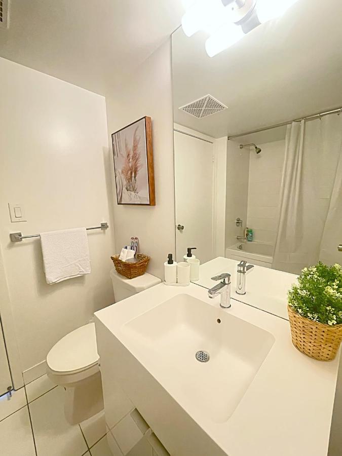 Exquisite By Cn Tower- Dwtown , To Apartment Toronto