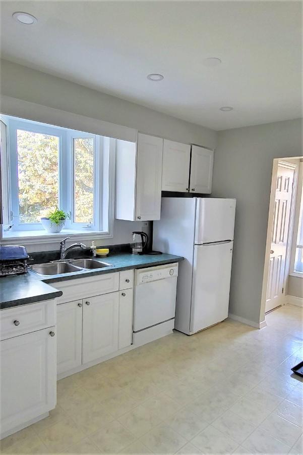 Guest house Queen Bedroom With Private Washroom Near 401, 404, Dvp, Markham, North York, Free Parking Toronto