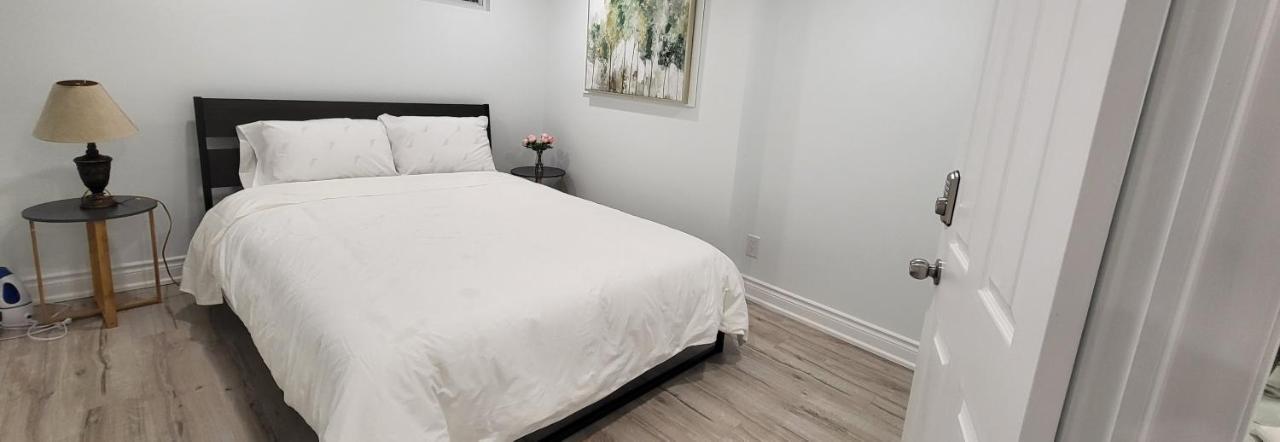 Queen Bedroom With Private Washroom Near 401, 404, Dvp, Markham, North York, Free Parking Guest house