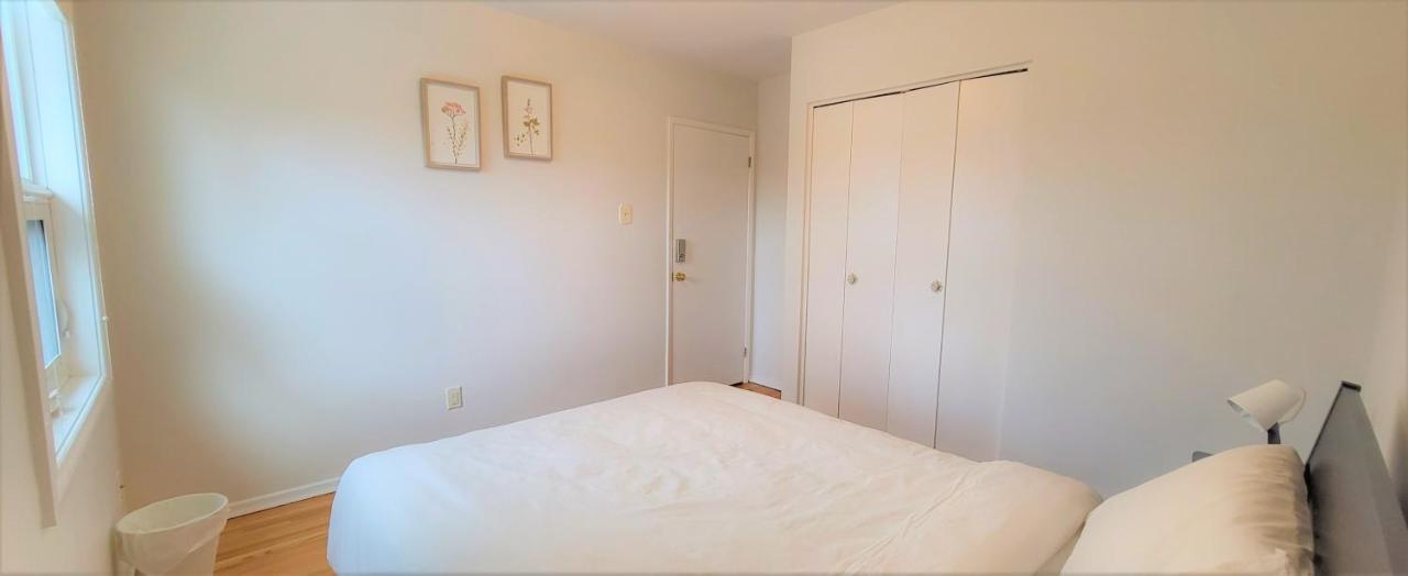 Queen Bedroom With Private Washroom Near 401, 404, Dvp, Markham, North York, Free Parking Guest house
