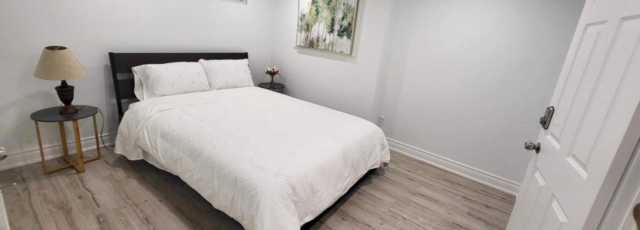 Queen Bedroom With Private Washroom Near 401, 404, Dvp, Markham, North York, Free Parking Guest house *