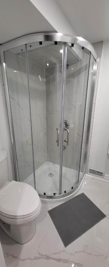 Guest house Queen Bedroom With Private Washroom Near 401, 404, Dvp, Markham, North York, Free Parking